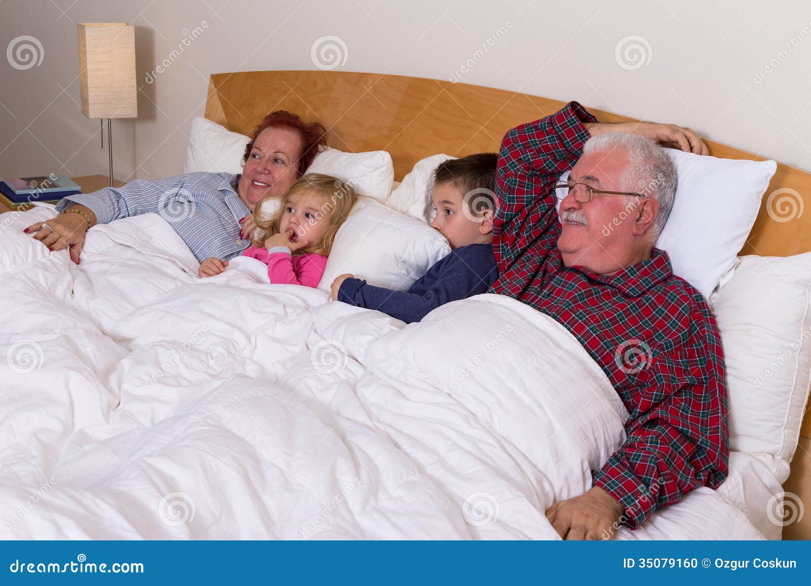 Спящий внук видео. Бабушка с дедушкой в постели. Дедушка в постели. Дедушка в постели с внучкой. Бабушка и дедушка спят.