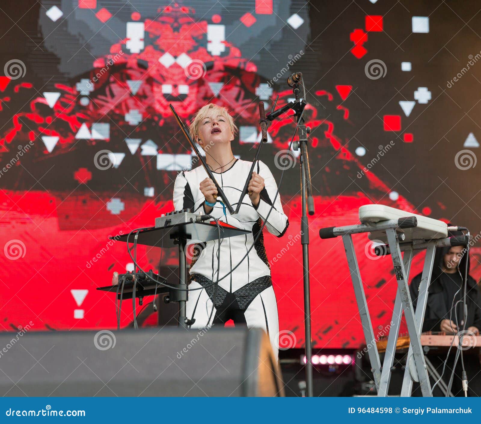 Диапазон ONUKA Electro Выполняет На Фестивале Выходных Атласа Киев.