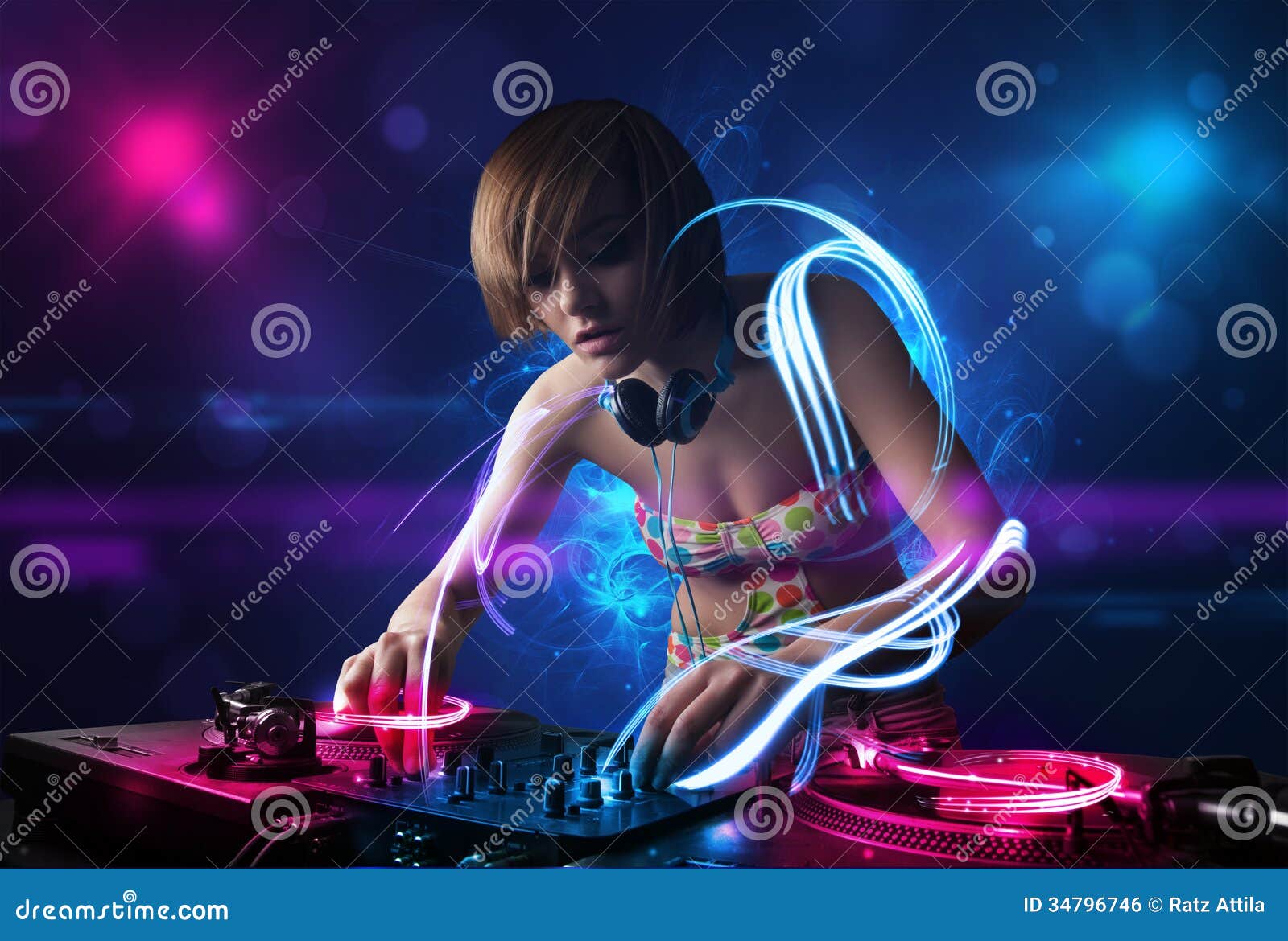 Диск-Жокей Играя Музыку С Electro Световыми Эффектами И Светами.
