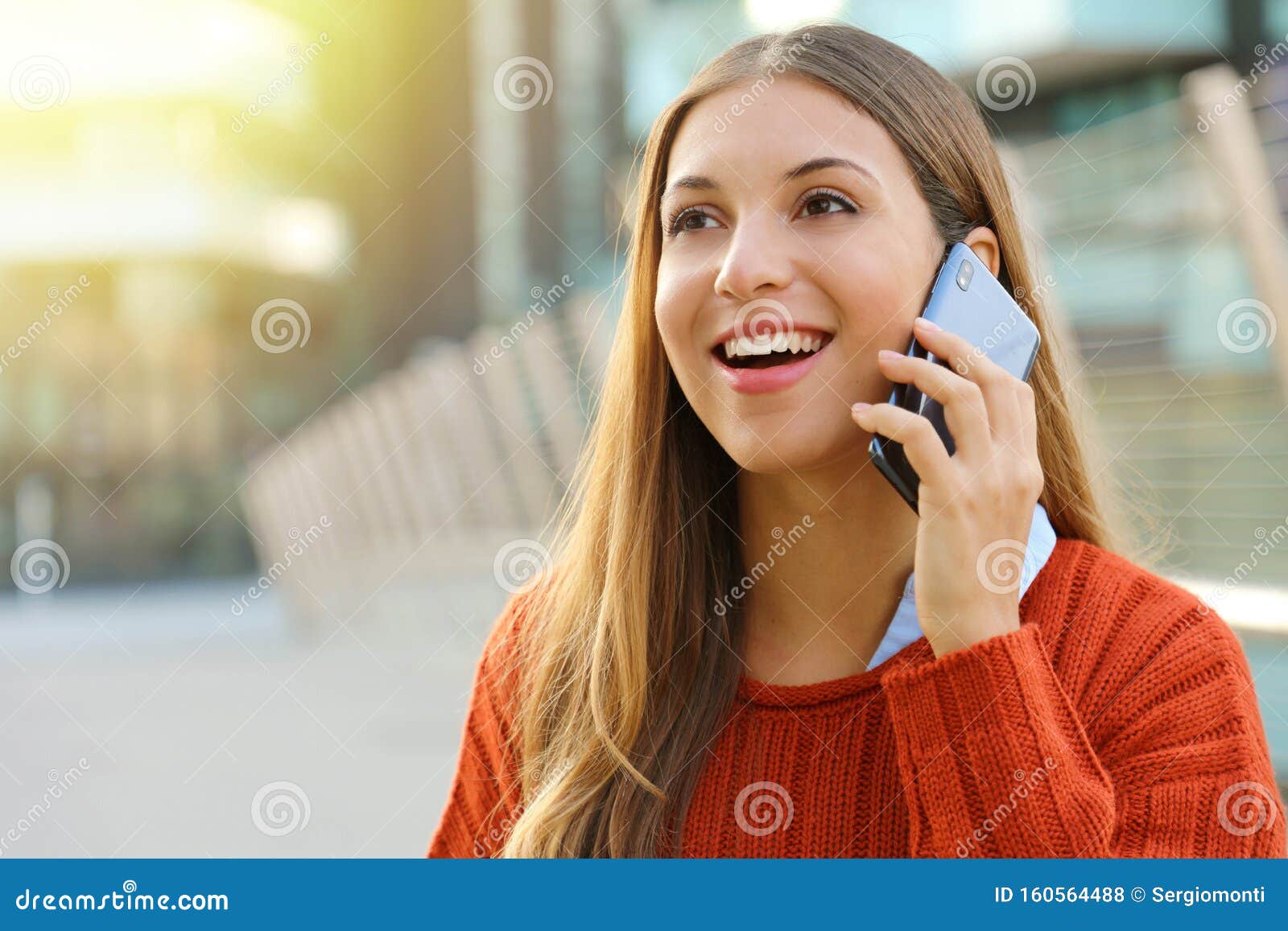 Изменяя разговаривает по телефону видео. Девушка со смартфоном у уха. Девушка разговаривает по айфону. Девушка с телефоном около уха. Смартфон у уха радостная девушка.