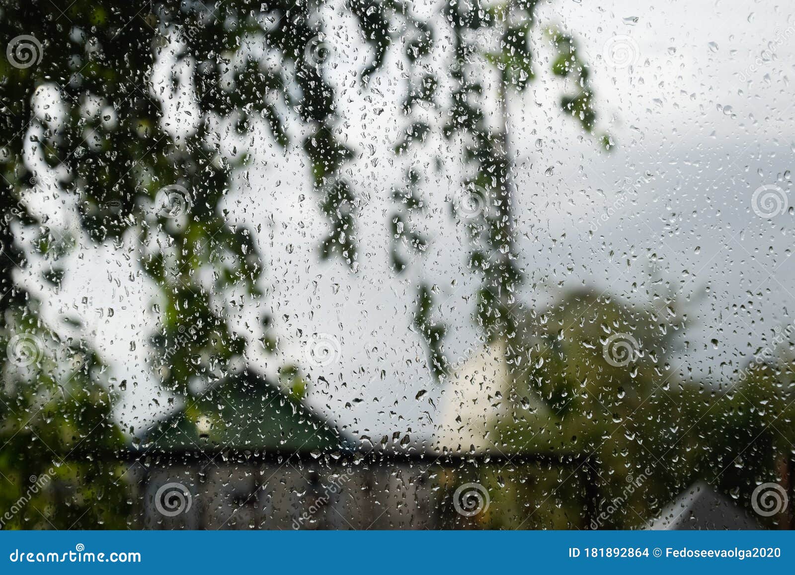 Дождевые капли на оконном стекле. Запачканная фон за окном дождь Стоковое  Фото - изображение насчитывающей ненастно, пейзаж: 181892864