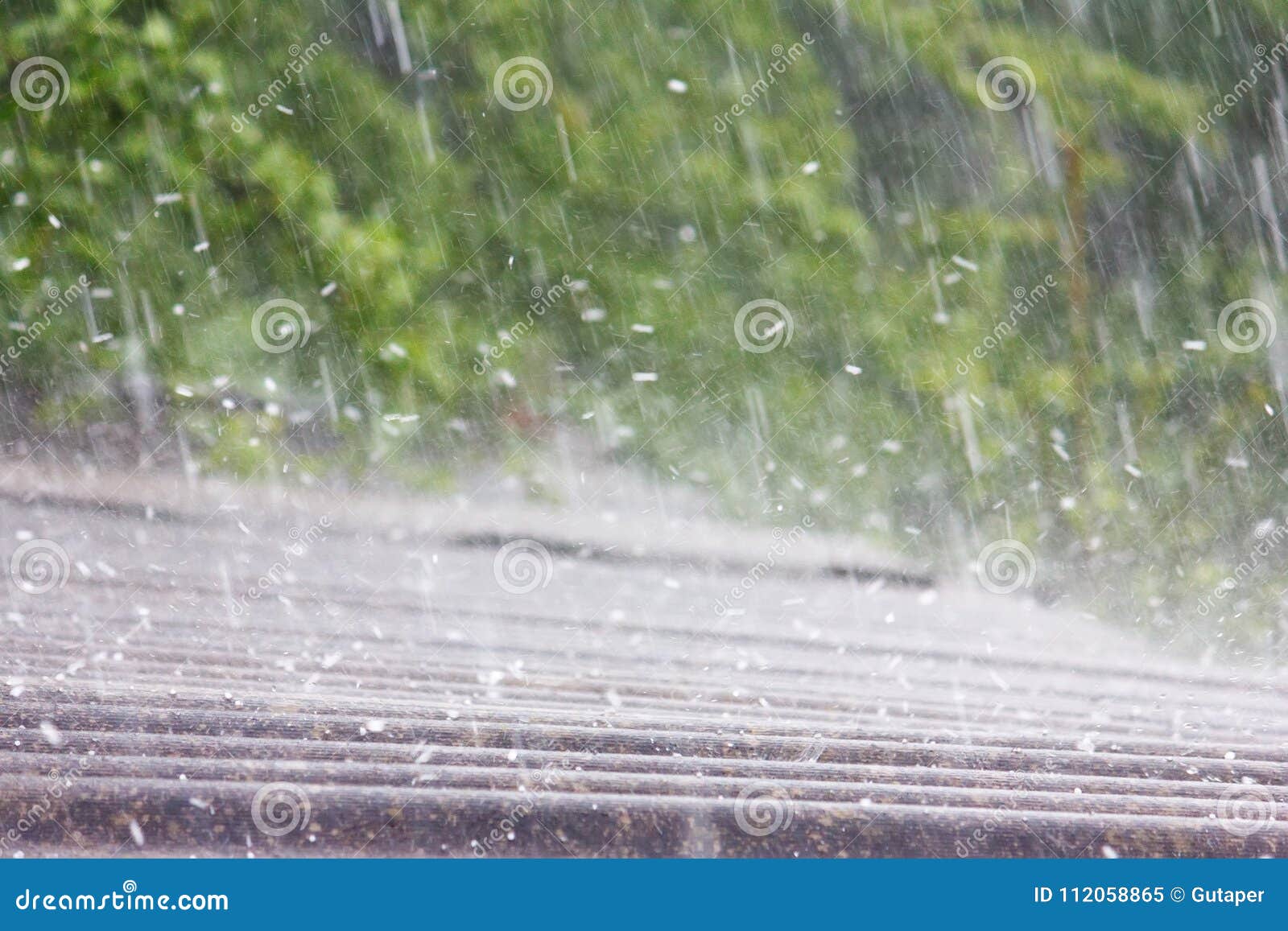 Дождь лета с окликом стоковое изображение. изображение насчитывающей  горизонтально - 112058865