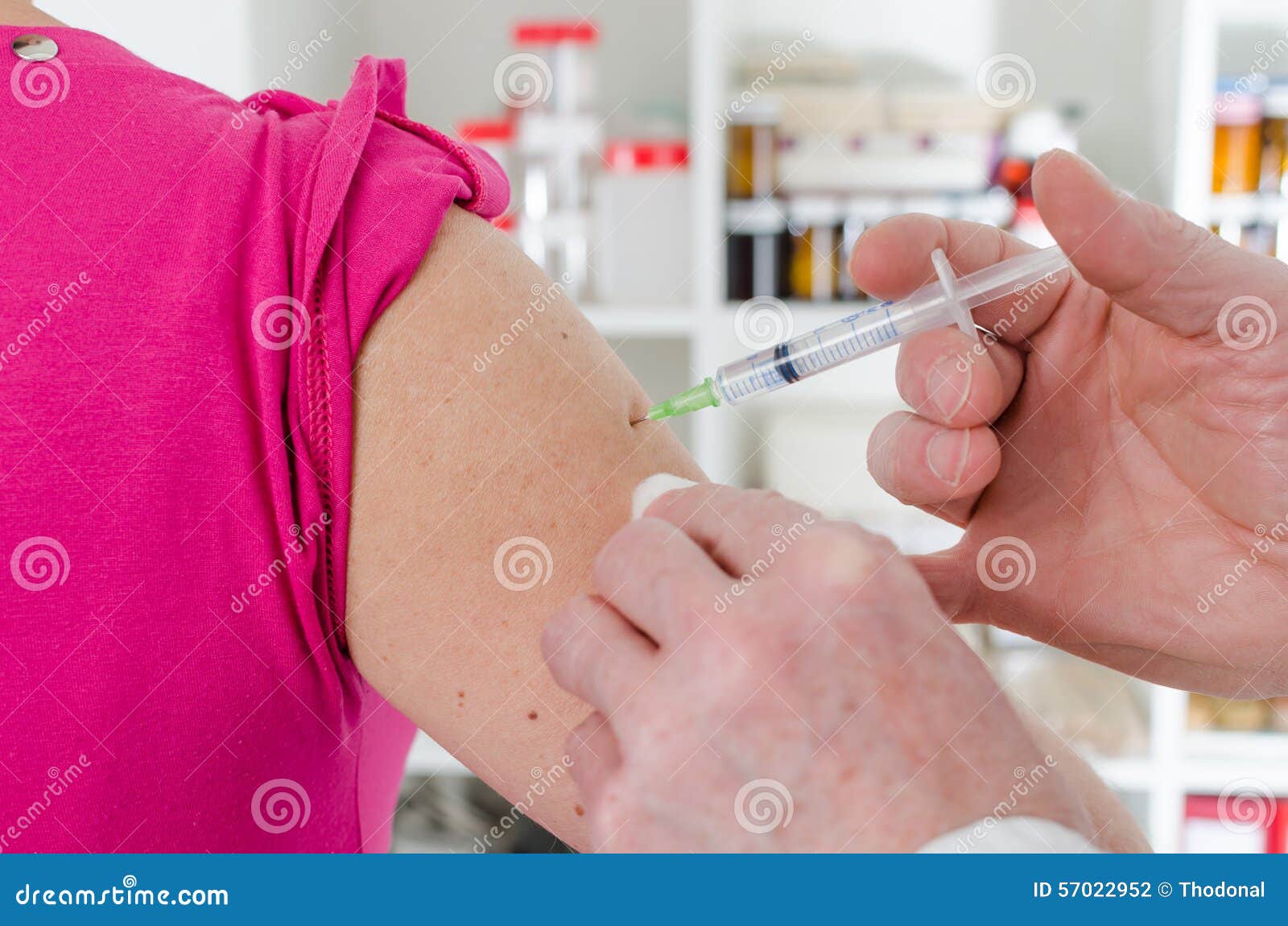 Тело вакцин. Уколы для ОРВИ. 4 Укола от заражение крови. Doctor gives an Injection. Есть ли случаи заражения вен.заболеваниями от уколов красоты.
