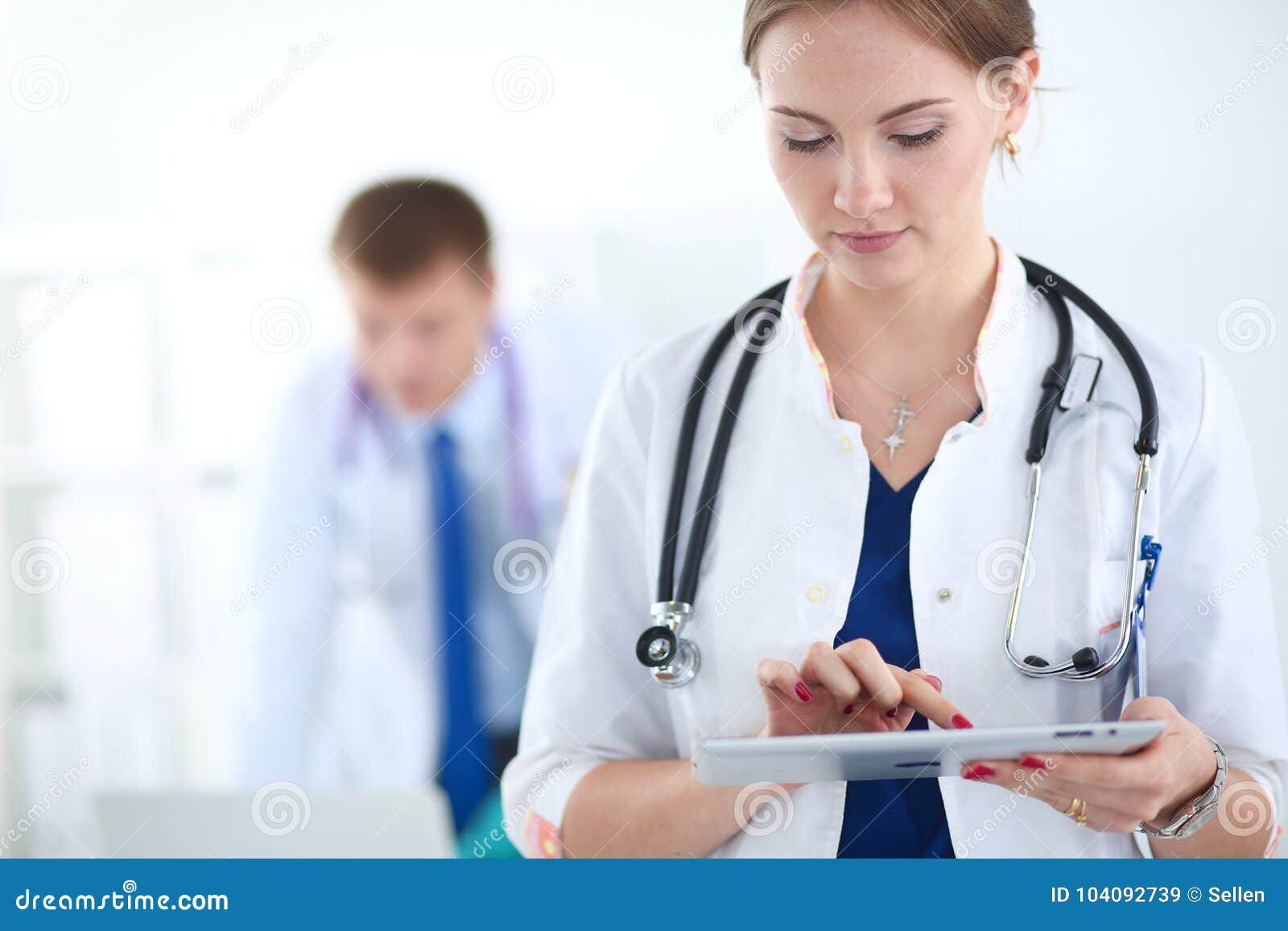 Люди выздоровят. Доктор женщина. Лечебное дело врач. Доктор со стетоскопом. Женщина врач фото.