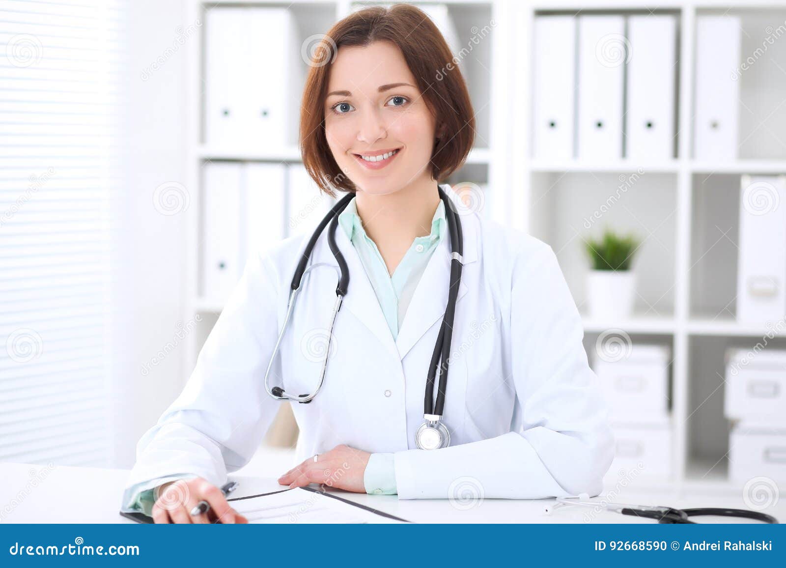 Жену врач видео. Женщина врач в кабинете. Врач с ноутбуком. Женщина врач картинка. Девушка врач на сером фоне.