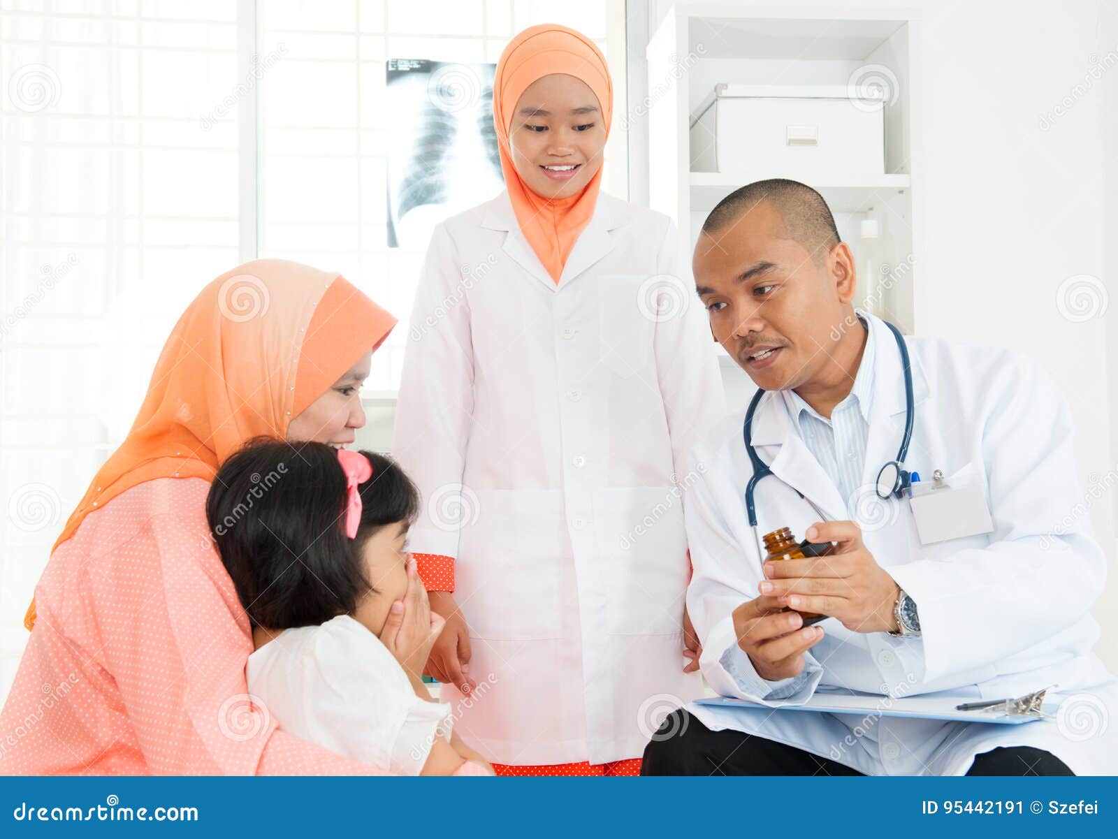 Врачи мусульмане. Врач мусульманин. Медицина дети мусульм. Мусульманка врач. Мусульмане на приеме у врача.