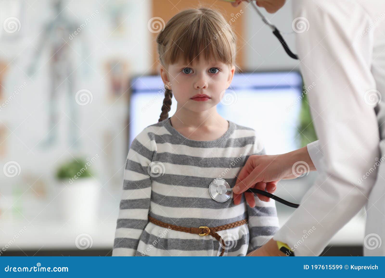 Доктор педиатра применил грудь Phonendoscope T пациента девочки в клинике Стоковое Изображение - изображение насчитывающей доктор, здорово: 197615599