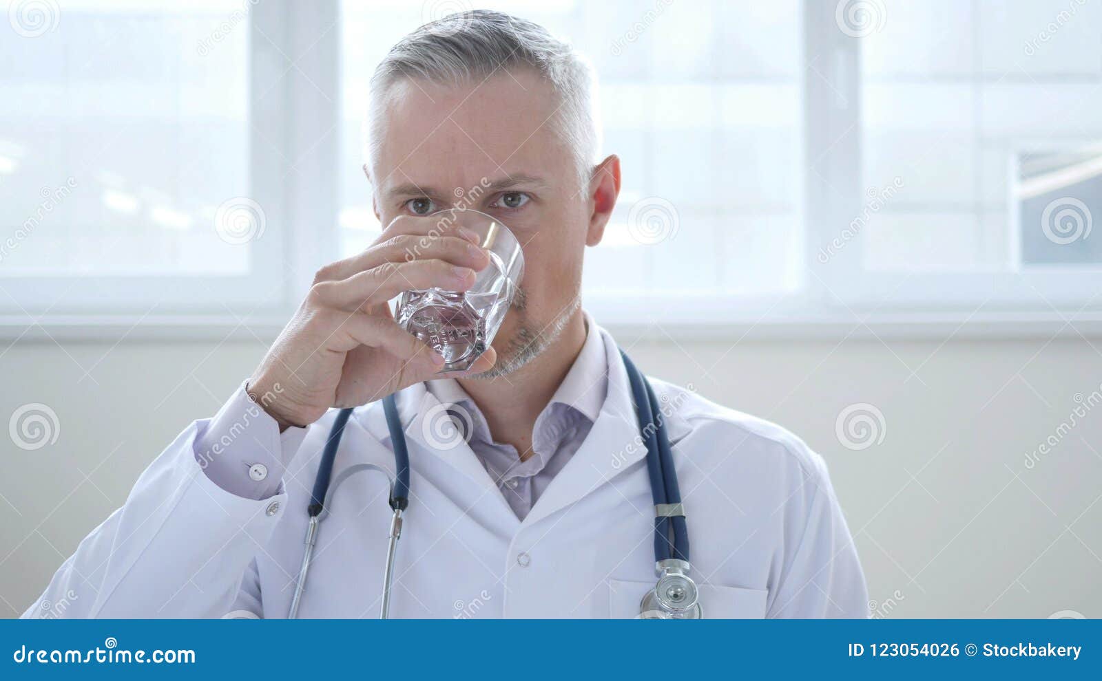 Врачи пьют много. Доктор пьет воду. Медик пьет воду. Медицинский работник пьет воду. Медики пьют.