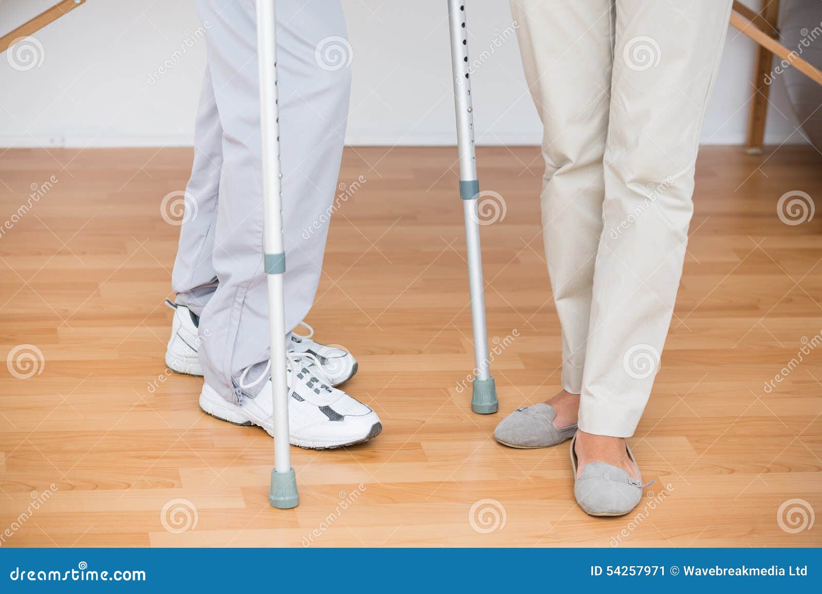 Сколько нужно ходить на костылях после эндопротезирования. Как ходить на костылях после эндопротезирования коленного сустава. Как правильно ходить на костылях с одной ногой. Какие лучше костыли после операции на колено. Bad Patient gets up Crutch.