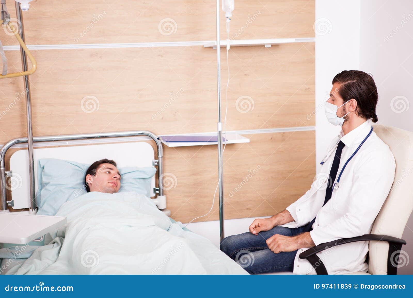 Кровати после операций на позвоночнике. Пациент после операции в палате. Пациент лежит. Пациент лежит в палате после операции.