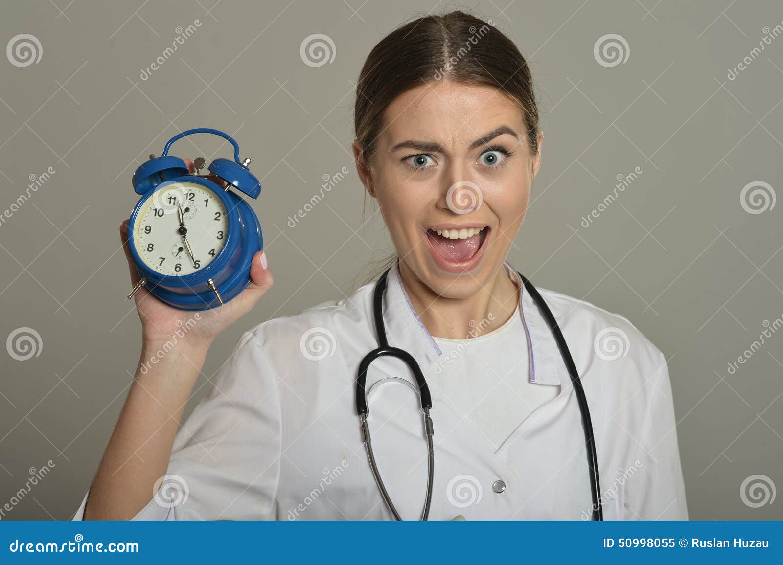 Доктор час doctor clock. Врач с часами. Часы доктор. Часы для врача.