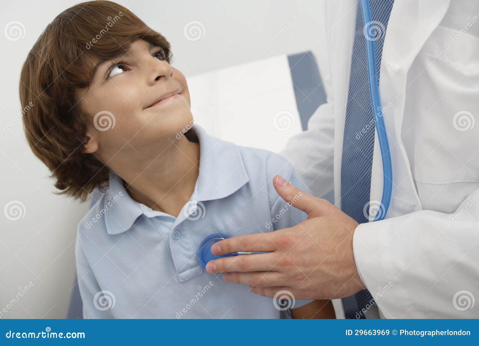Doctor examined. Врач осматривает мальчика. Подросток у мужского врача. Doctor examining boy. Doctor examining a teenage boy with a stethoscope stock phot.
