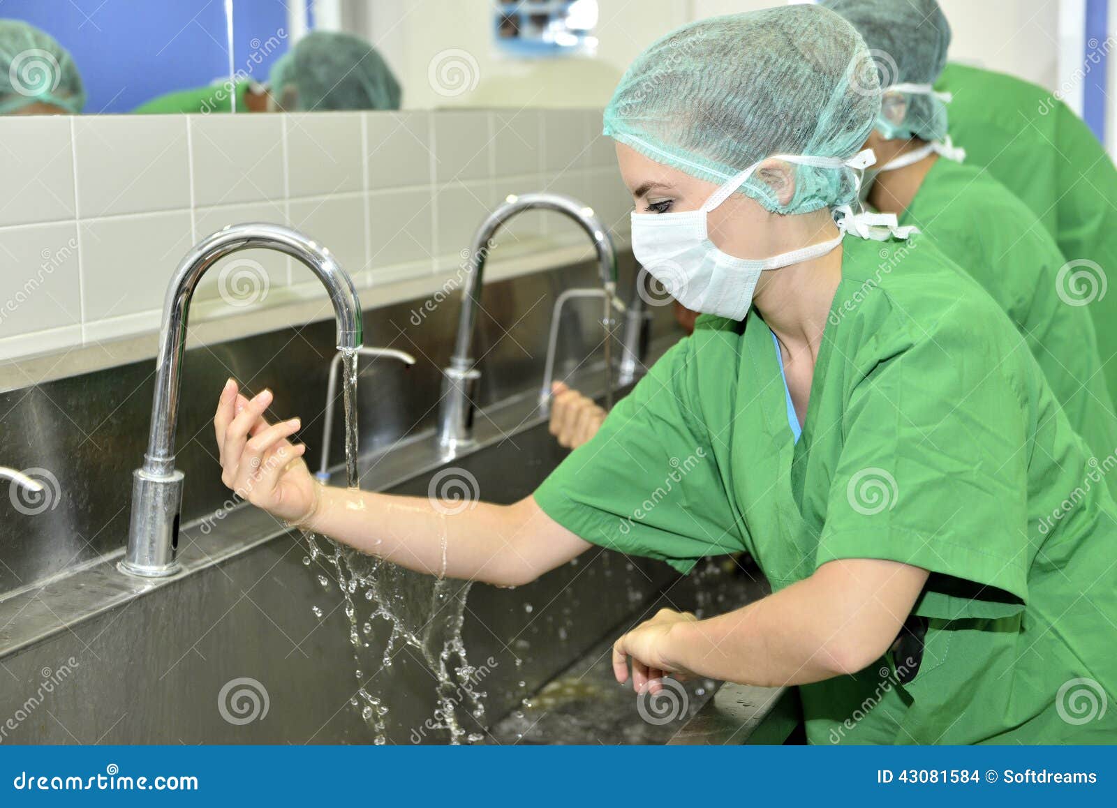Очистка перед операцией. Гигиена в медицине. Мытье рук в хирургии. Мытье рук в операционной.