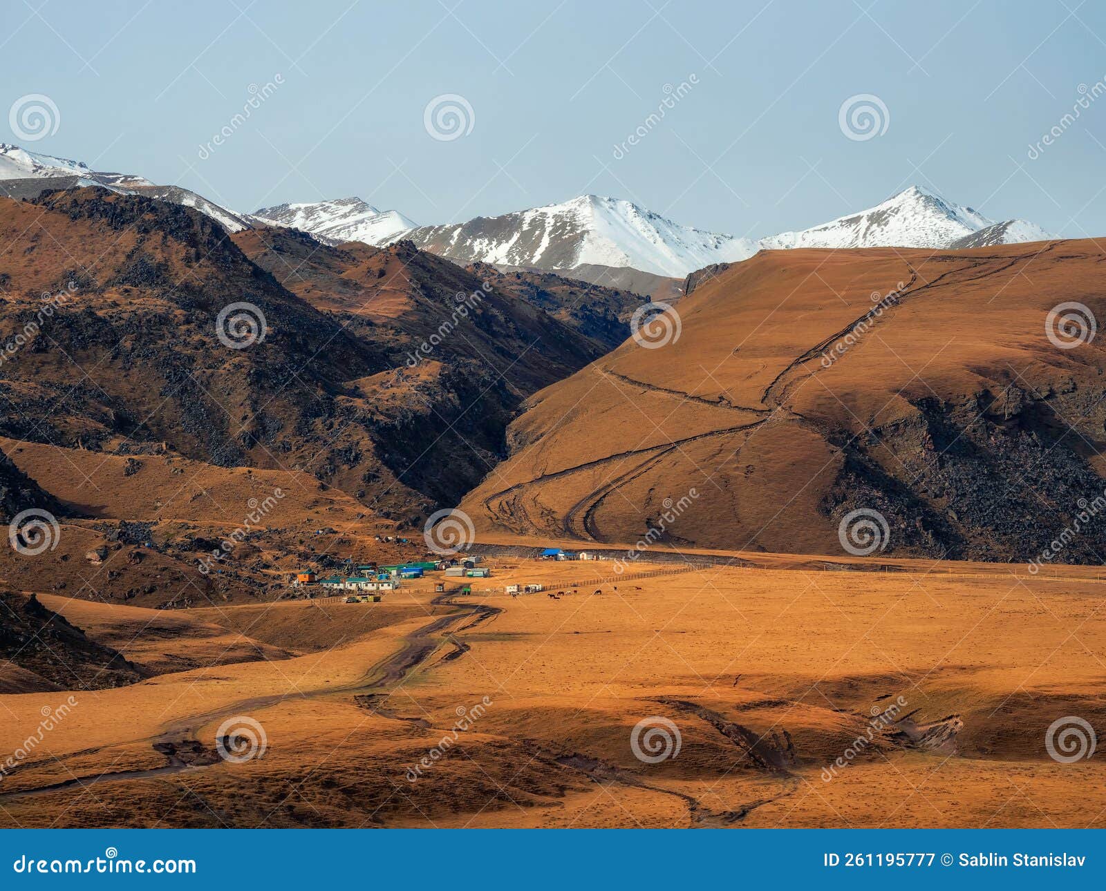 долина Эммануэля у подножия горы. Альпийский лагерь у подножия горы.  впечатляющий солнечный осенний ландшафт Стоковое Изображение - изображение  насчитывающей кемпинг, цветасто: 261195777