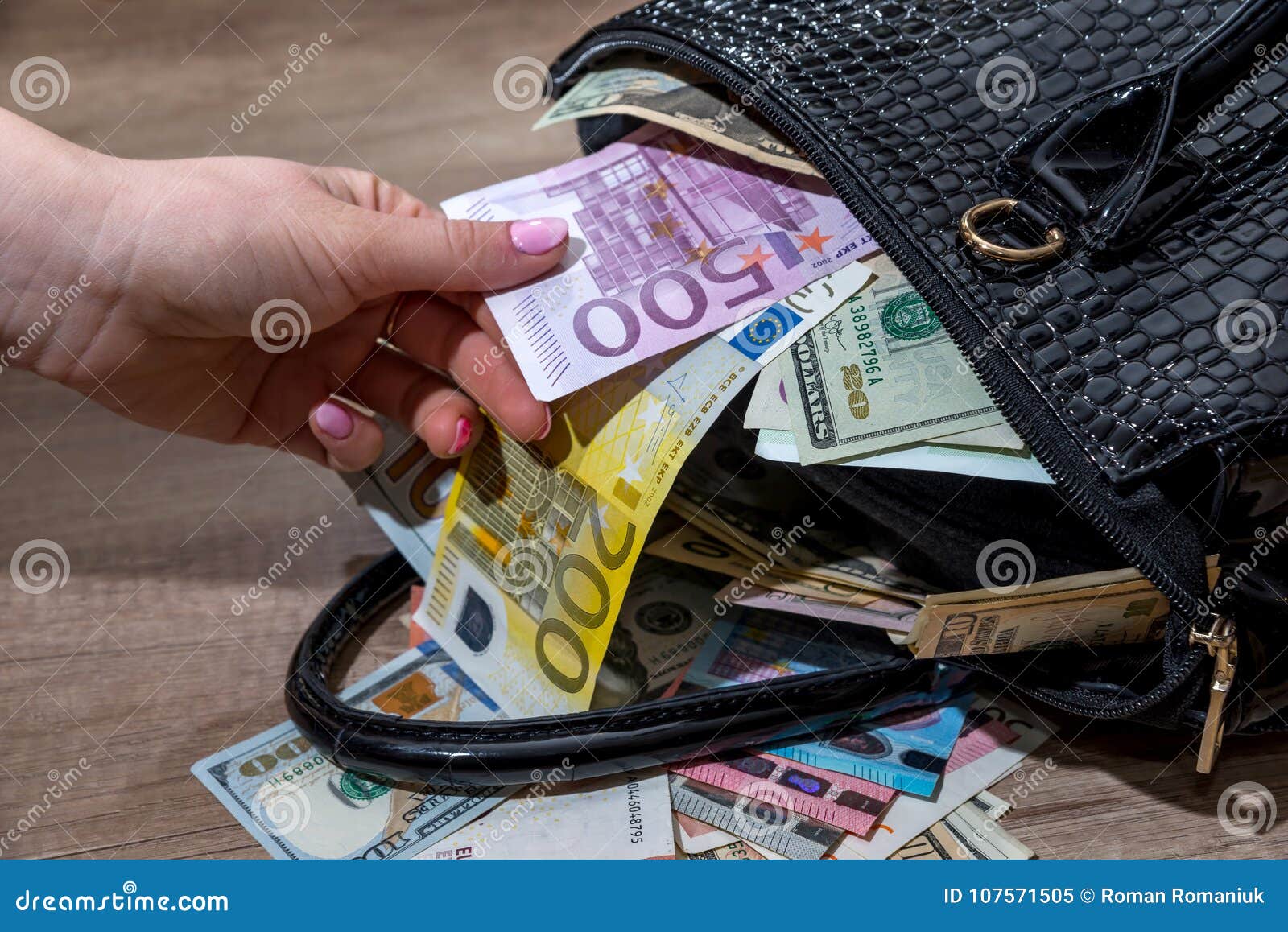 выдержка девушка Доллары выдержки девушки от наполненных полно сумок денег Стоковое  Изображение - изображение насчитывающей деньги, успех: 107571505
