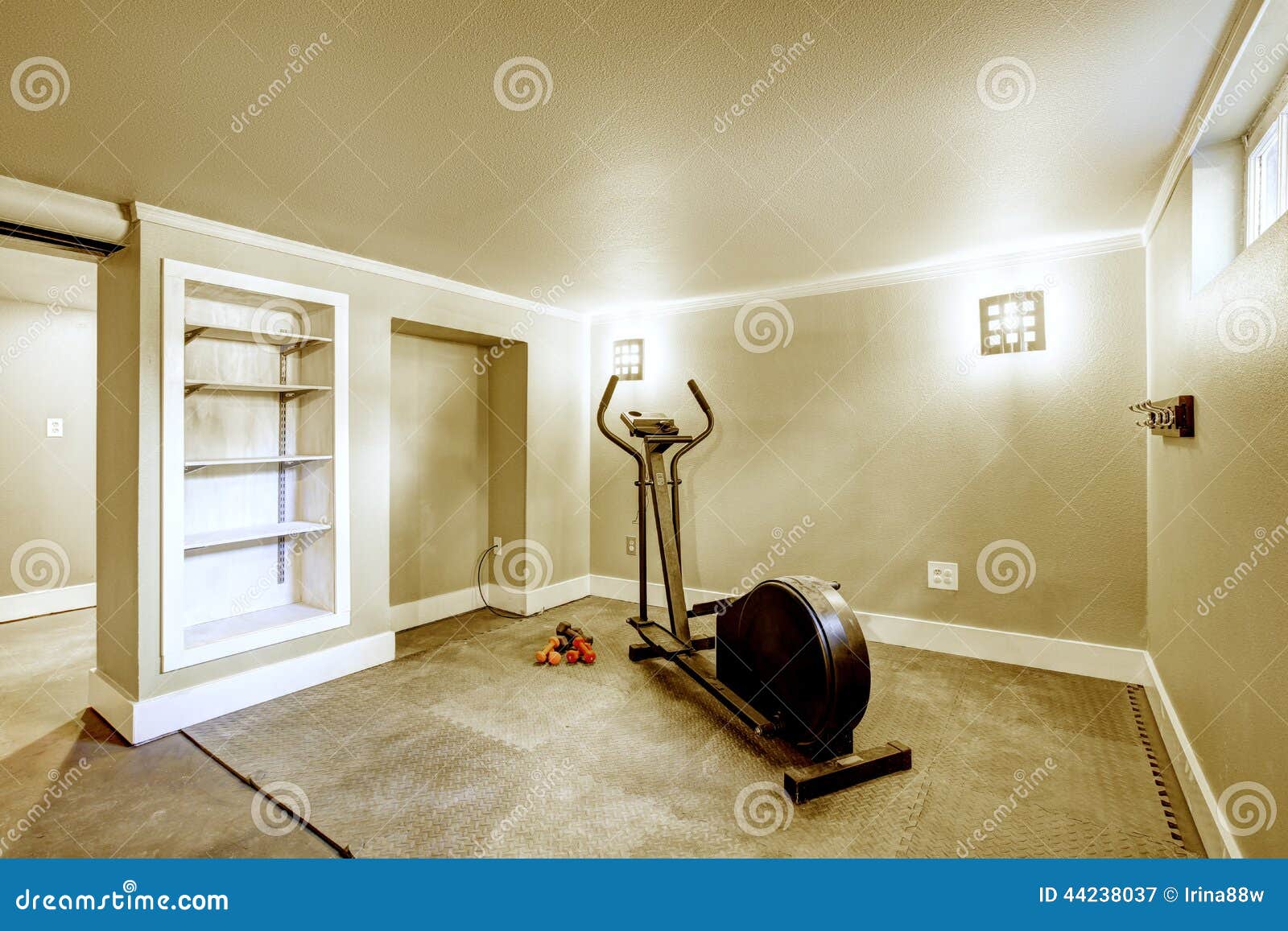 Домашний интерьер спортзала Стоковое Изображение - изображение  насчитывающей комната, спорт: 44238037