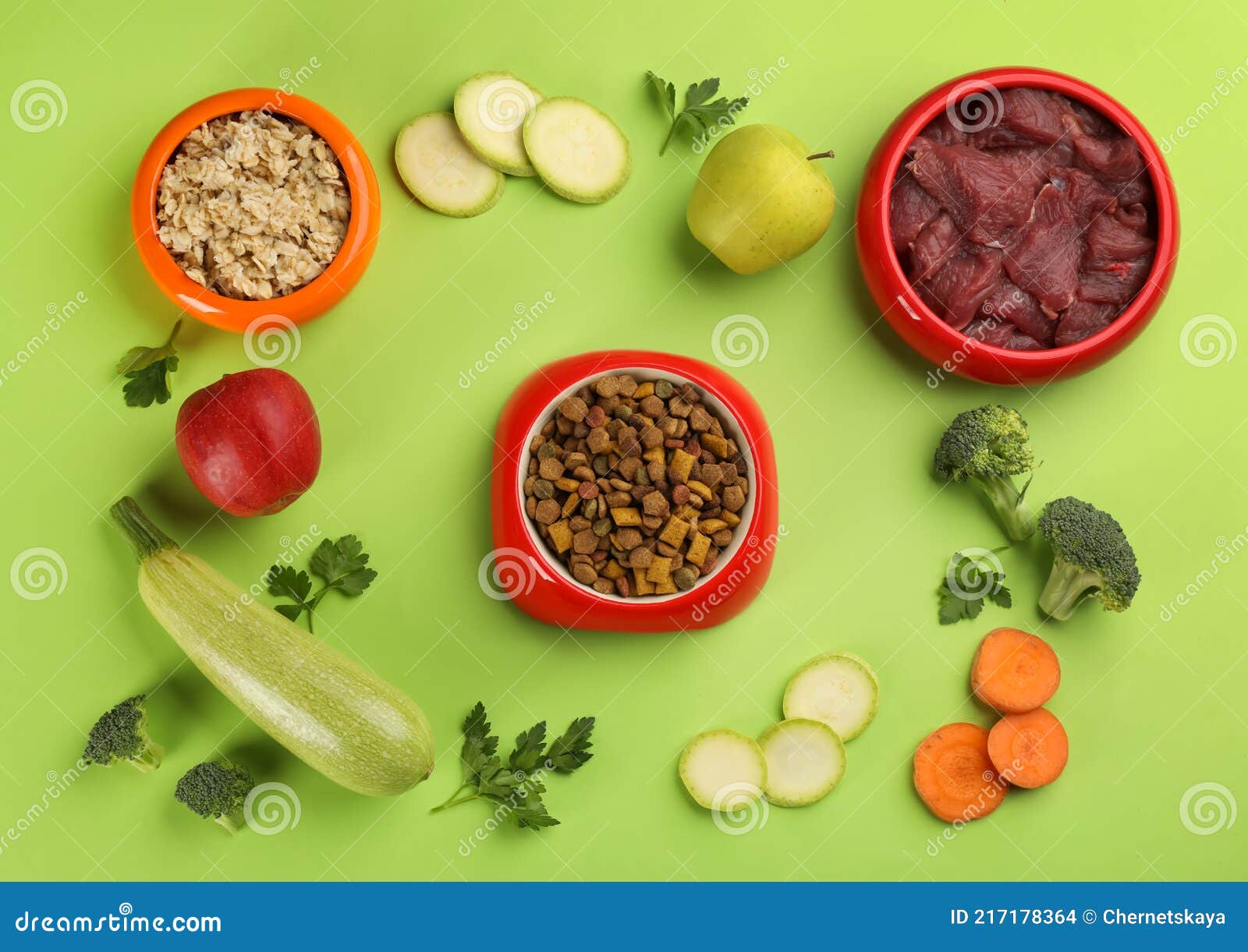 домашняя еда и натуральные ингредиенты на зеленом фоне Стоковое Фото -  изображение насчитывающей еда, сух: 217178364