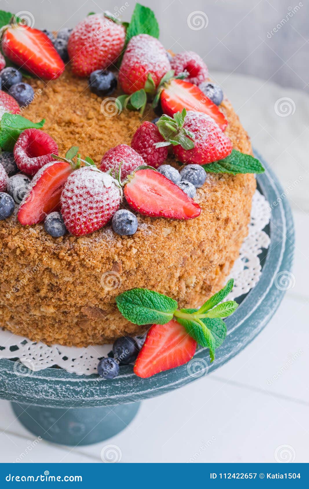Украсить торт клубникой и голубикой