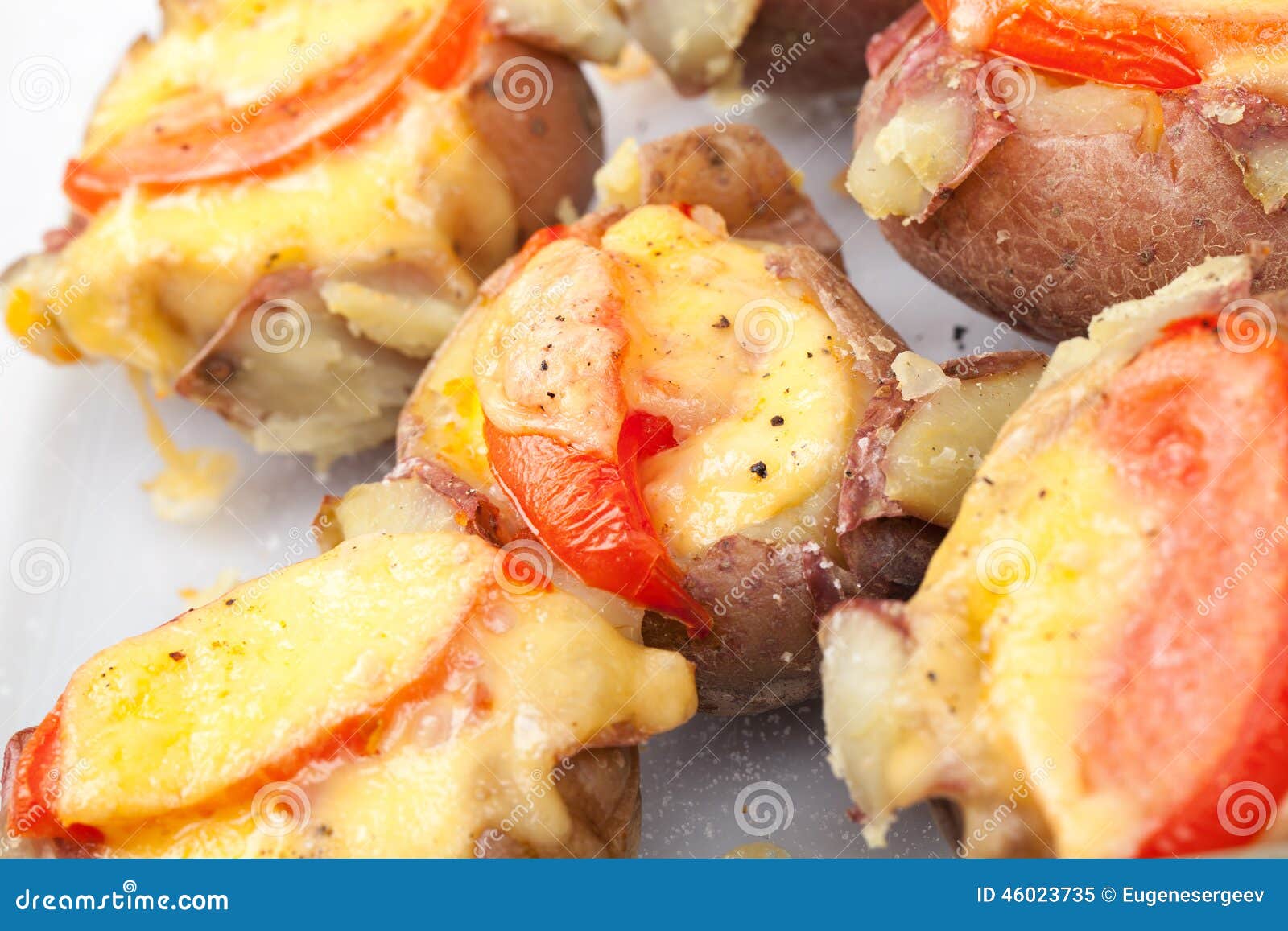 Картофель с фаршем в духовке под сыром с помидорами. Картошка с мясом и сыром в духовке. Картошка с фаршем и помидорами в духовке. Запеченная картошка с помидорами и сыром. Картофель запеченный с помидорами и сыром.