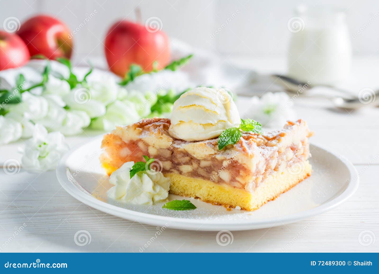 Яблочный пирог с мороженым