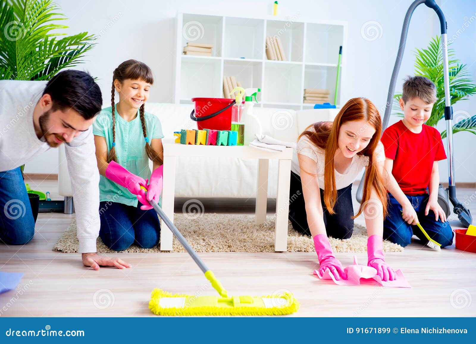 Убираться в родительском доме. Уборка квартиры всей семьей. Семья уборка. Убираемся всей семьей. Уборка в комнате всей семьей.