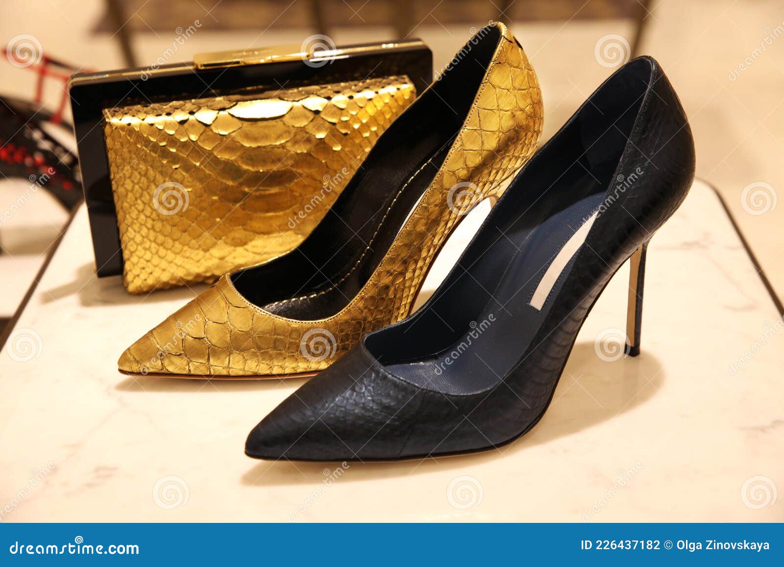 дорогие золотые и черные женские туфли на каблуках Стоковое Фото -  изображение насчитывающей женщины, дороге: 226437182