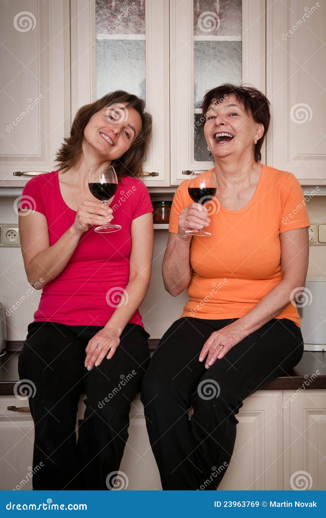 Мамы пьют вино. Мать выпивает с дочерью. Мама пьет вино. Мама и дочь пьют вино. Мама и дочь курильщицы.