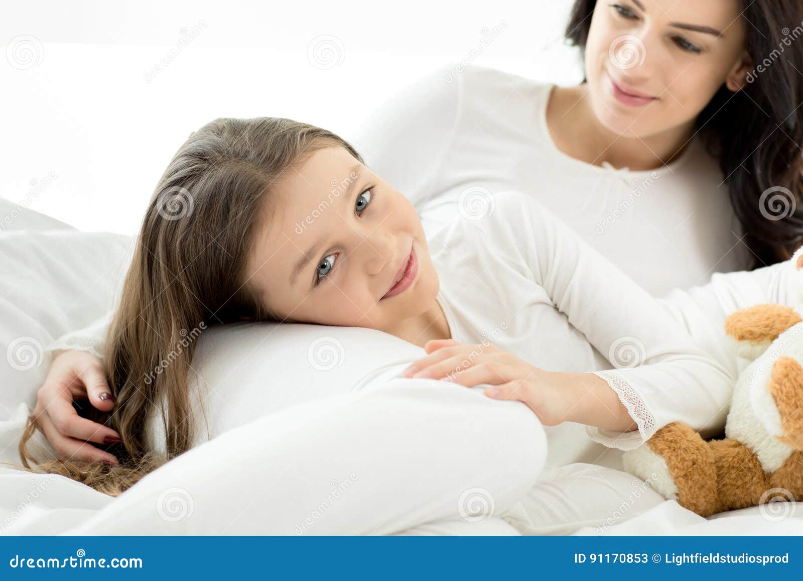 Мама лежит дочки. Мама лежит. Дочь лежит у мамы на коленях. Материнство в подростковом возрасте. Мама с дочкой лежат на кровати.