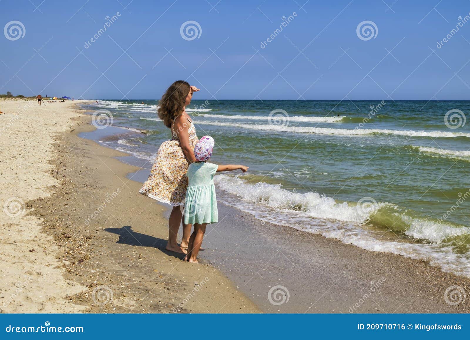 Мокрая девочка на берегу моря