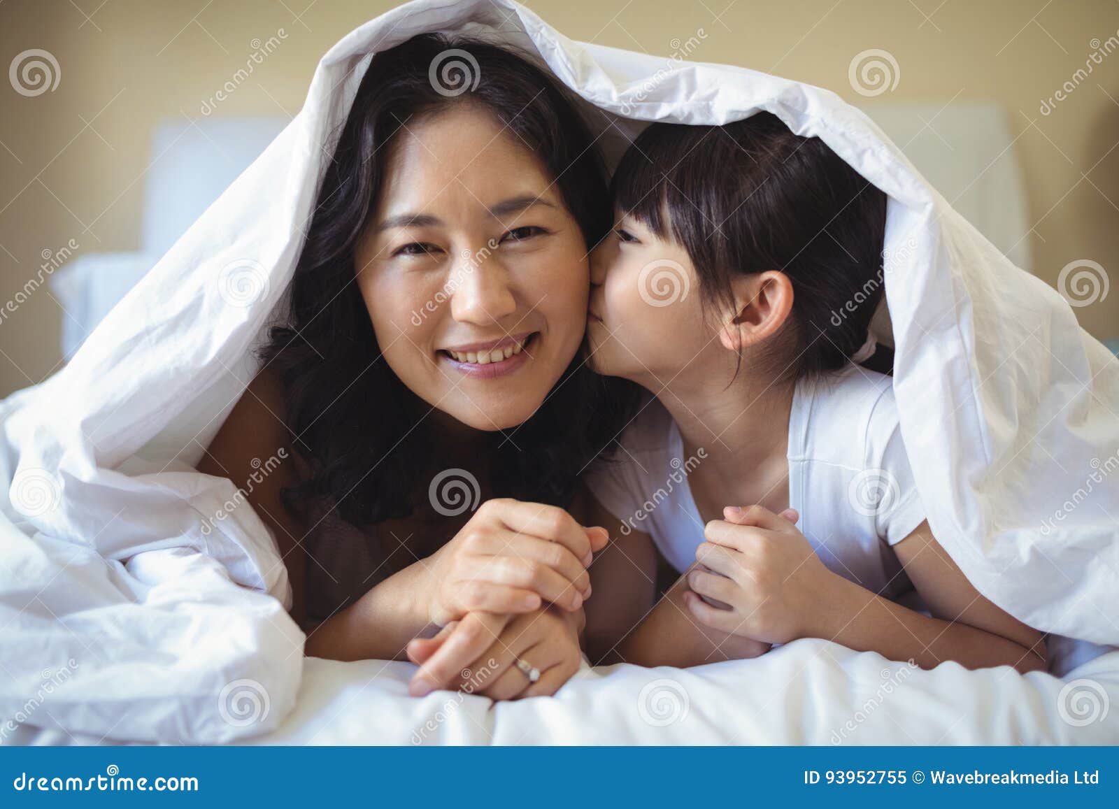 Брат мама одеяло. Under the Blanket with my son. Mom bj under Blanket. Asian woman looking under Blanket.