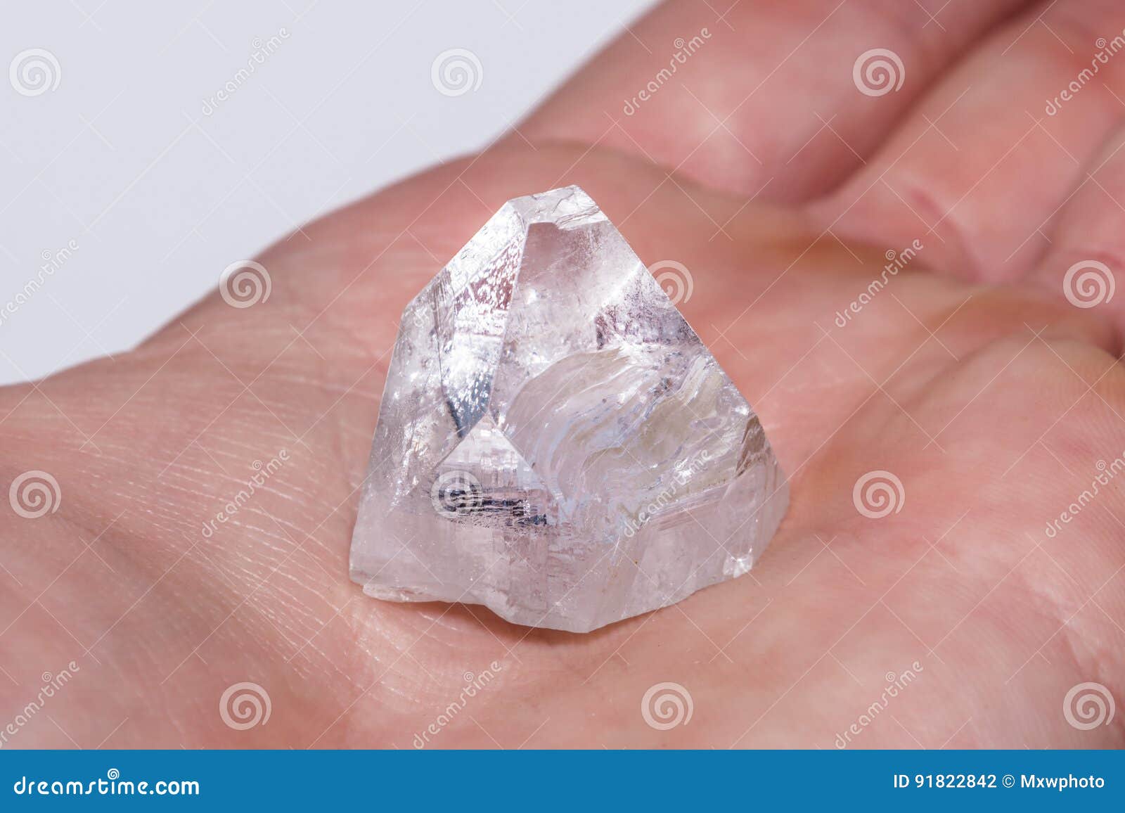 Дикость неограненные алмазы. Неограненный Алмаз. Белый Алмаз камень необработанный. Необработанный Алмаз на ладони.