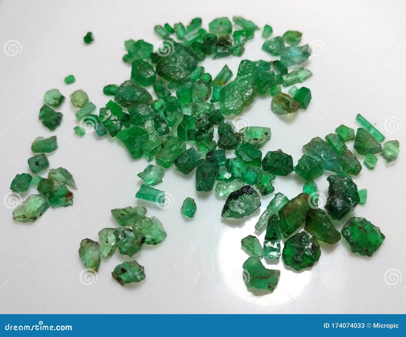 Драгоценные камни зеленого сват изумрудные природные минеральные СтоковоеИзображение - изображение насчитывающей находятся, магма: 174074033