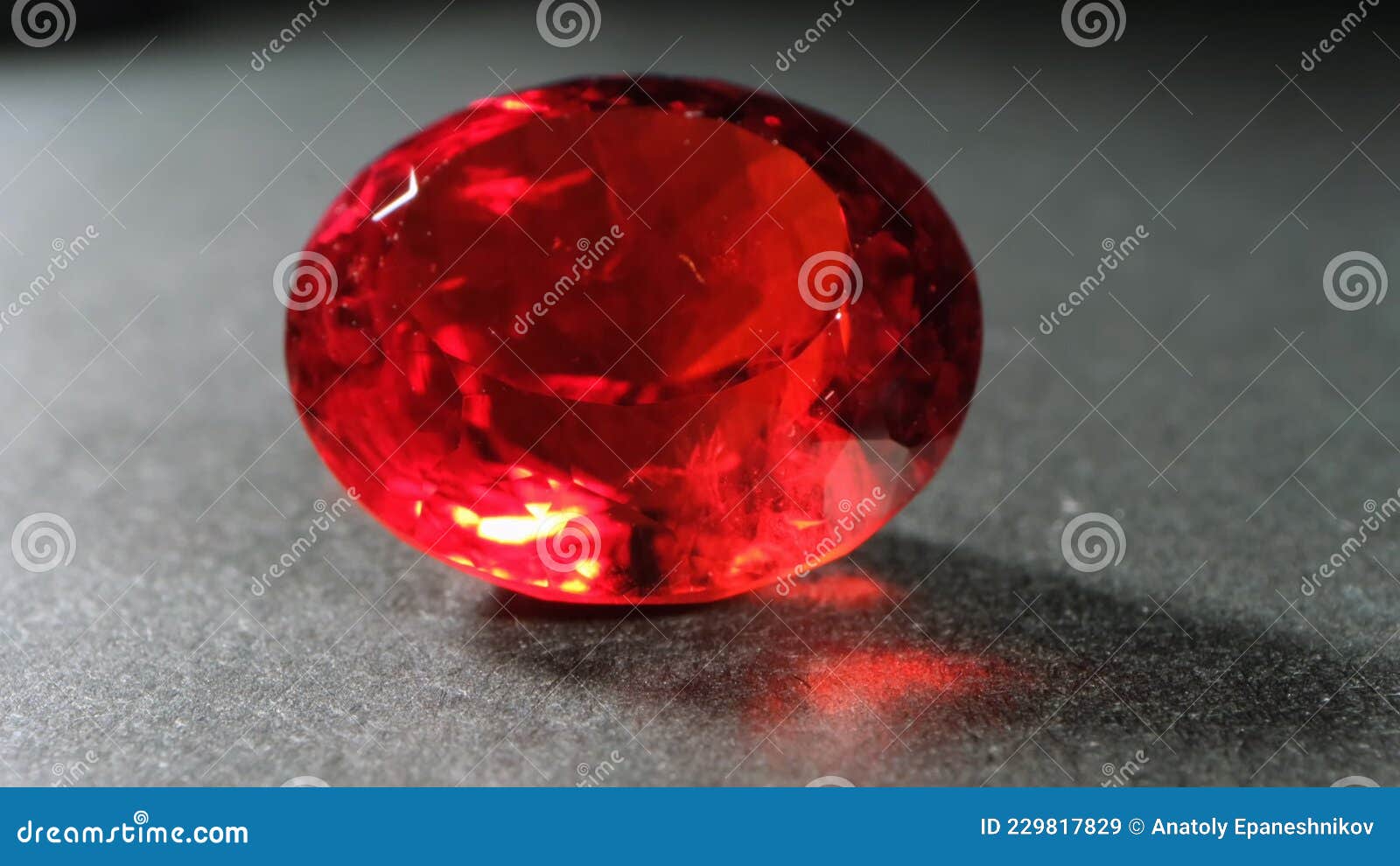 драгоценный бериловый минеральный кристалл красного цвета. Закрытые снимкисрезанных камней. сток-видео - Видео насчитывающей очень, вырезывание:229817829