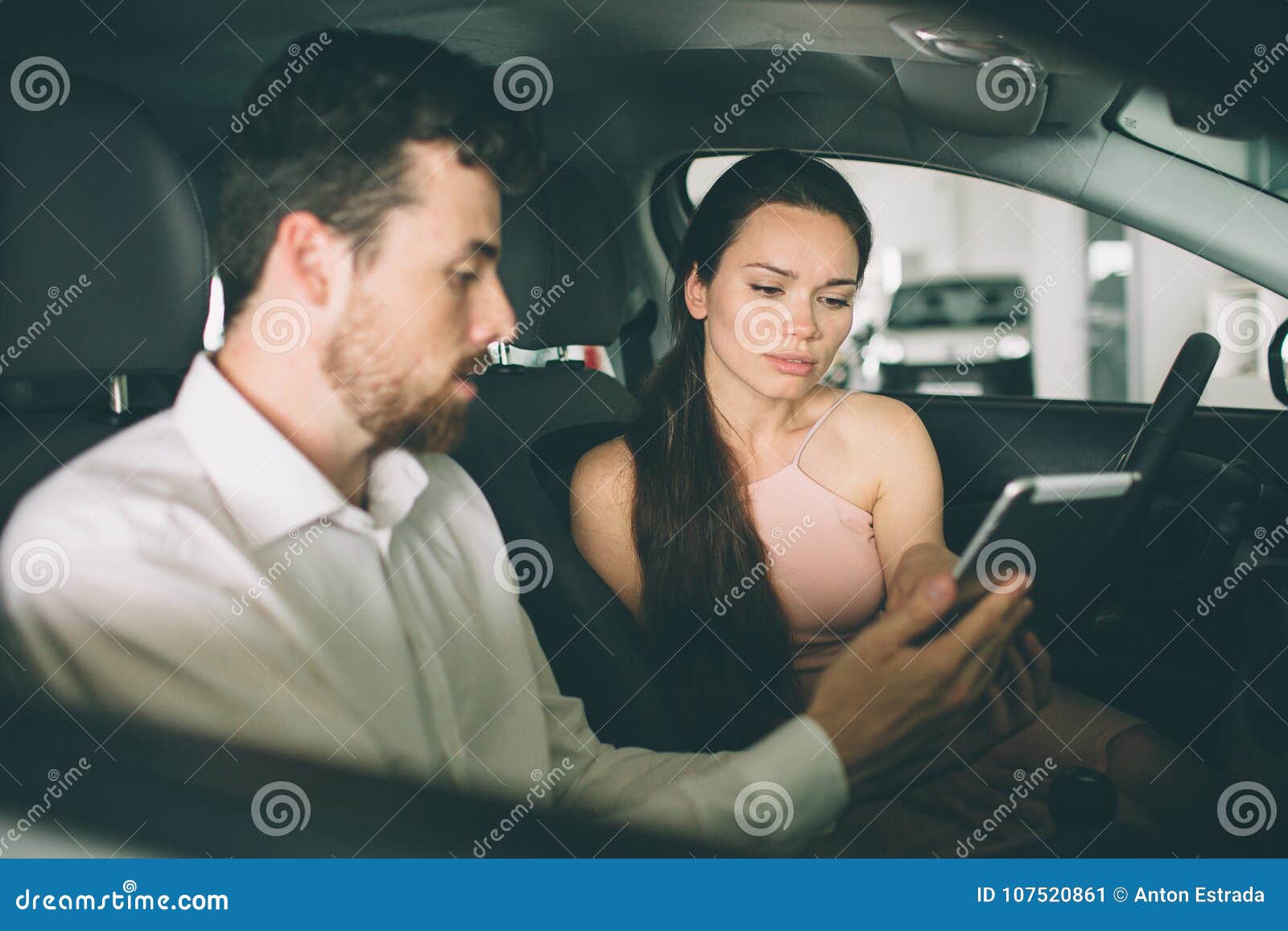 Salesman talking to buyer in Electronics Store. Разговор с машиной жены