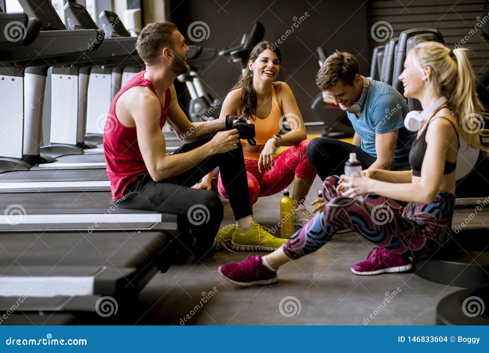 Друзья в спортзале