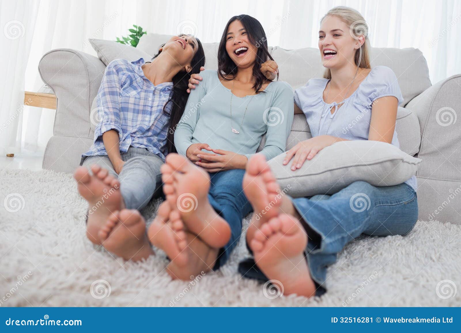 Подруга помогла расслабиться. Two women wine. Чем заняться с подругой дома. Помогать подружка. Подруга помогла расслабиться.