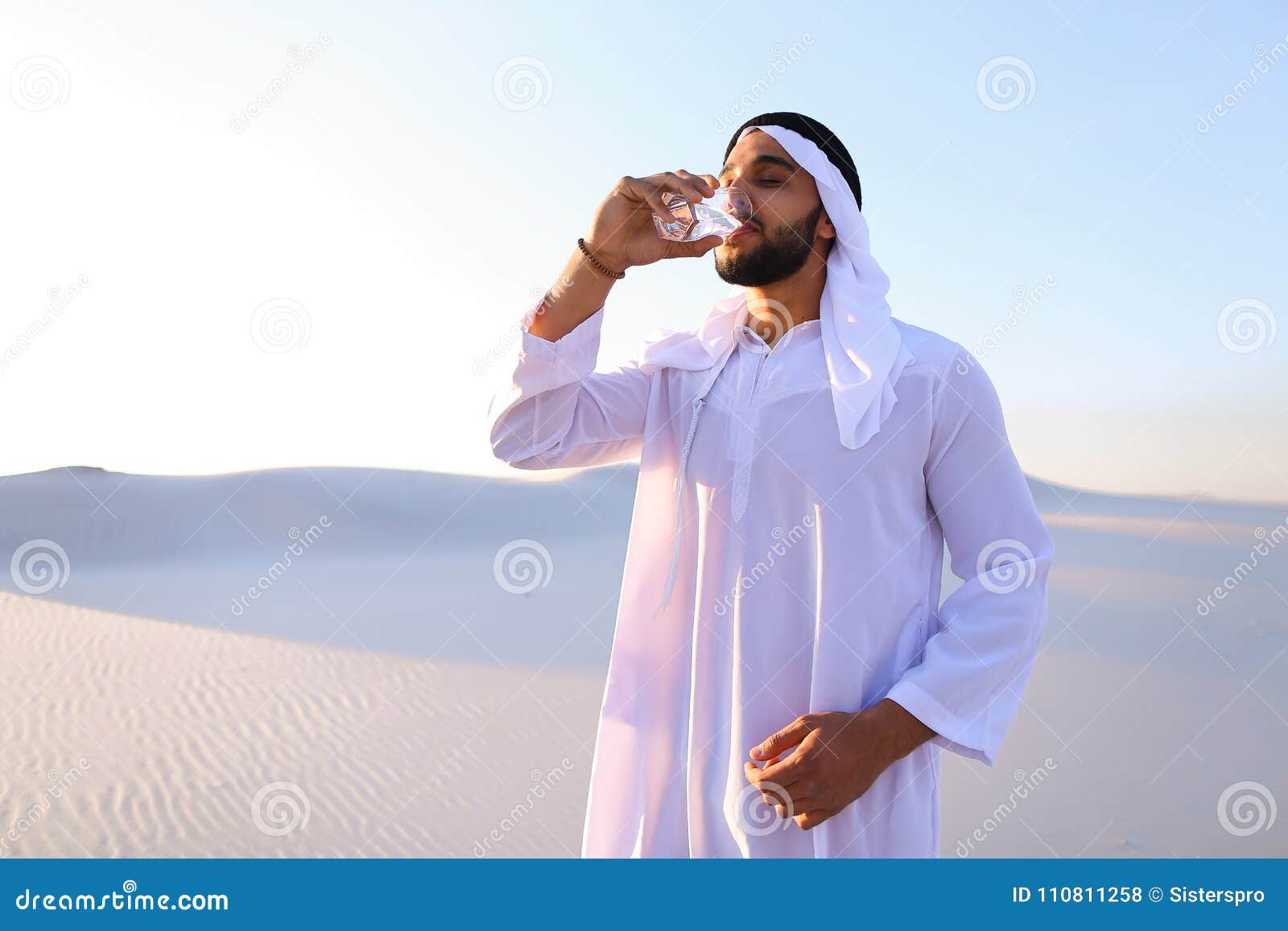 Пить воду в исламе. Что пьют арабы. Мужчина мусульманин. Мусульманская вода. Араб в пустыне пьет чай.