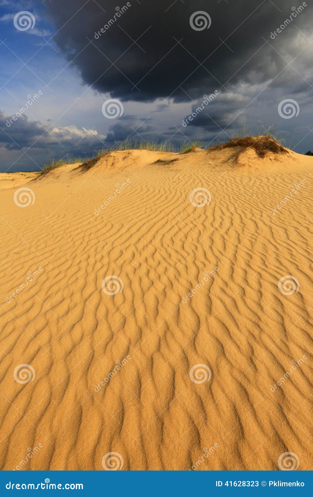 Дюны в пустыне песка под темным небом Стоковое Изображение - изображение насчитывающей ландшафт, пустыня: 41628323