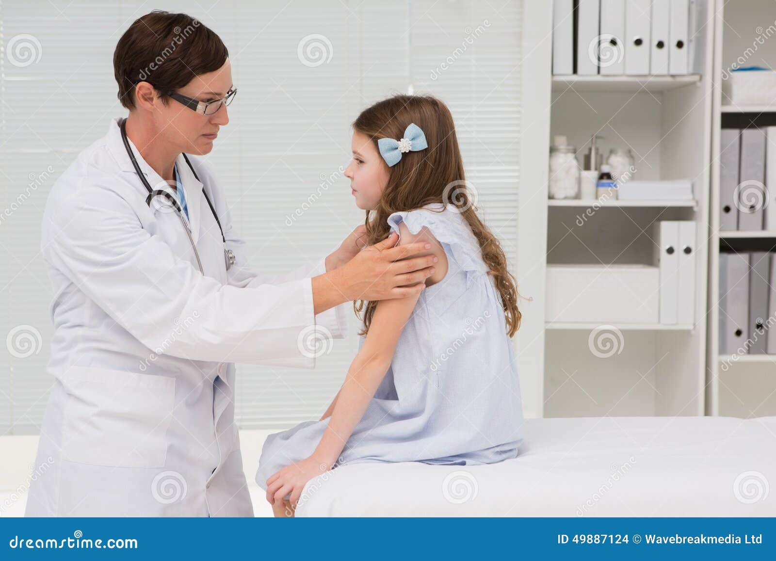 Врач осматривает девочку. Девочка доктор. Девочка у врача. Молодые девочки у врача. Маленькие девочки у врача.