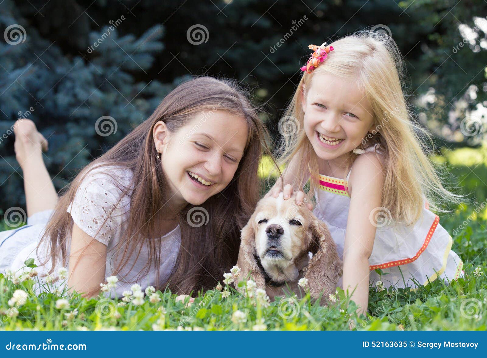 Girl two dog. Две девочки и собака. 2 Собаки и девушка. Собаки девочки сестры. Две девочки с собакой картинка.