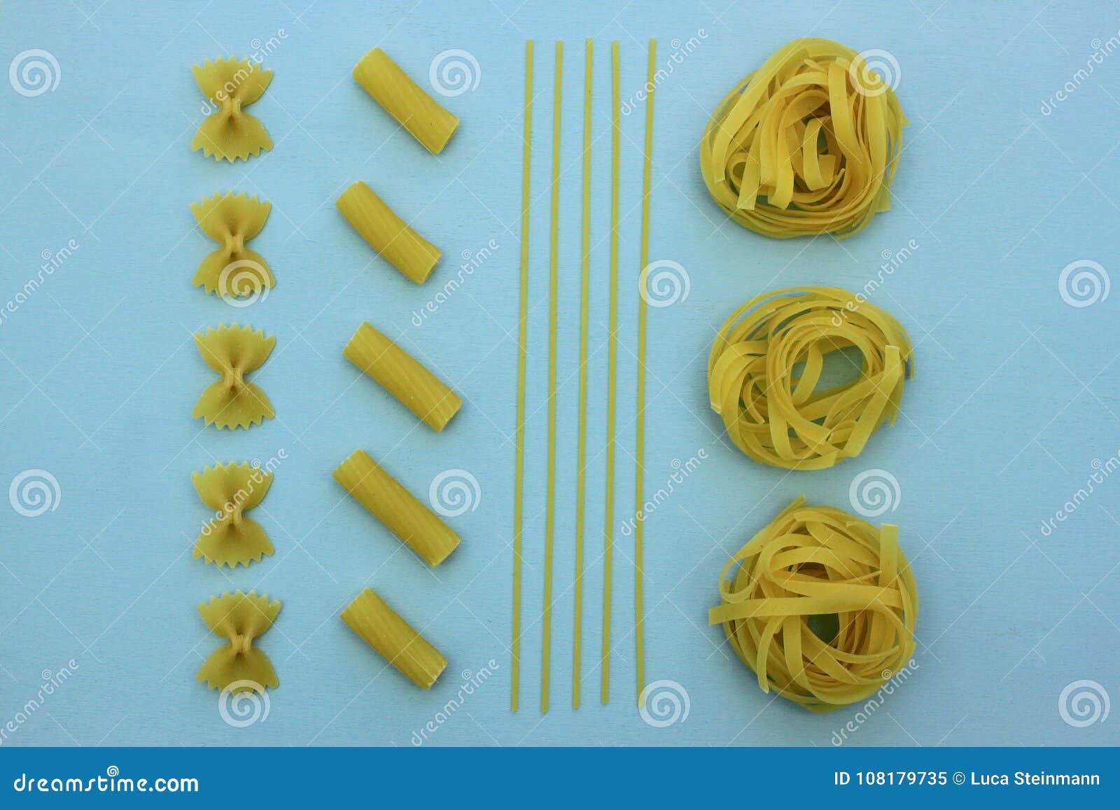 Сухие макароны сколько готовых. 100 Гр сухих макарон. Спагетти сухие. 50 Грамм сухих спагетти. 150 Грамм сухих макарон.