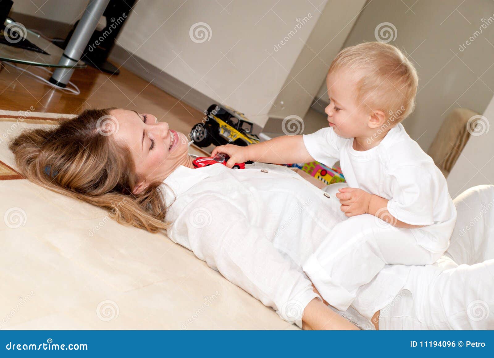 Мамаши лежа. Сын лежит на маме. Мамочка лежит с сыном. Ленивые игры с мамой. Мама лежит ребенок играет.