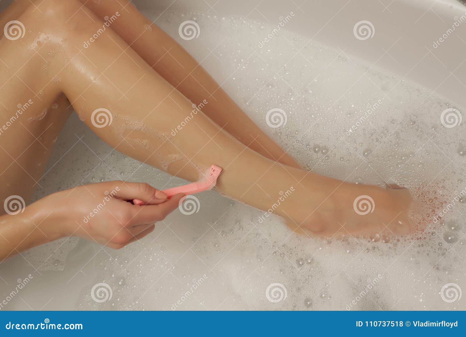 Полненькие брить. Девушка с бритыми ногами. Девочки Бреются в ванной. Женщина бреет ноги.