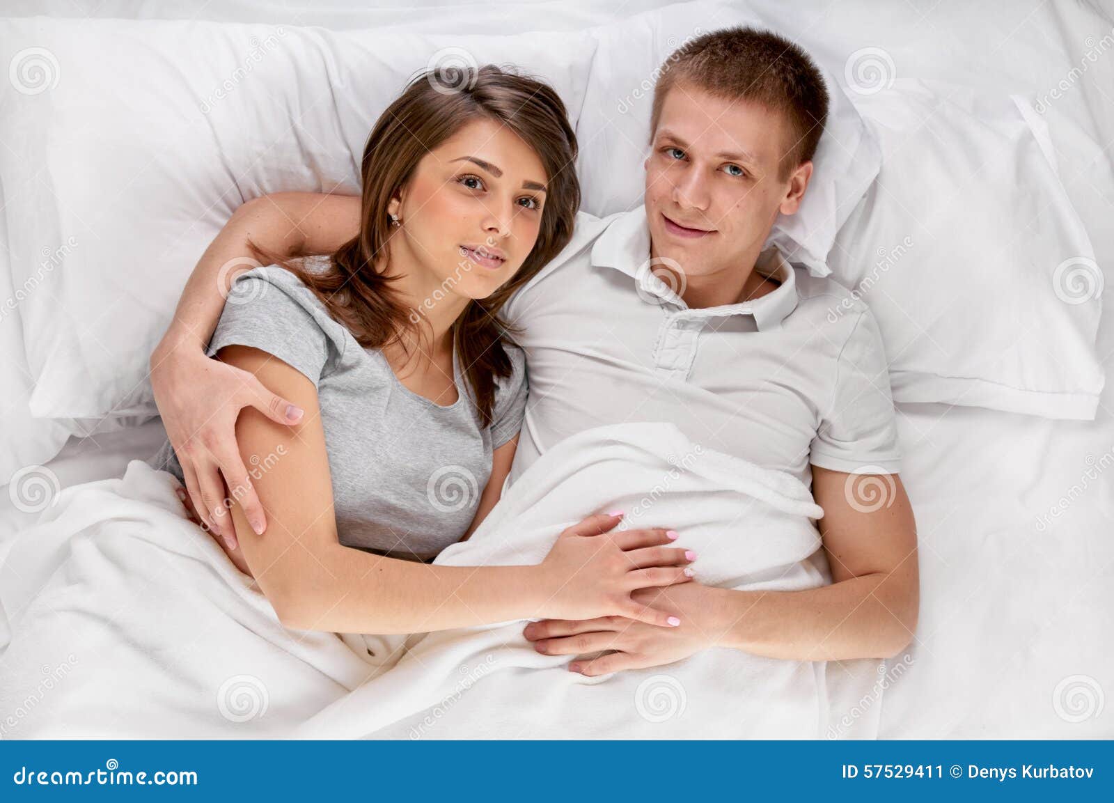 Парочка на белом диване крокус. Молодая пара в кровати. 94 Пара в кровати. Молоденькая пара на кровати.