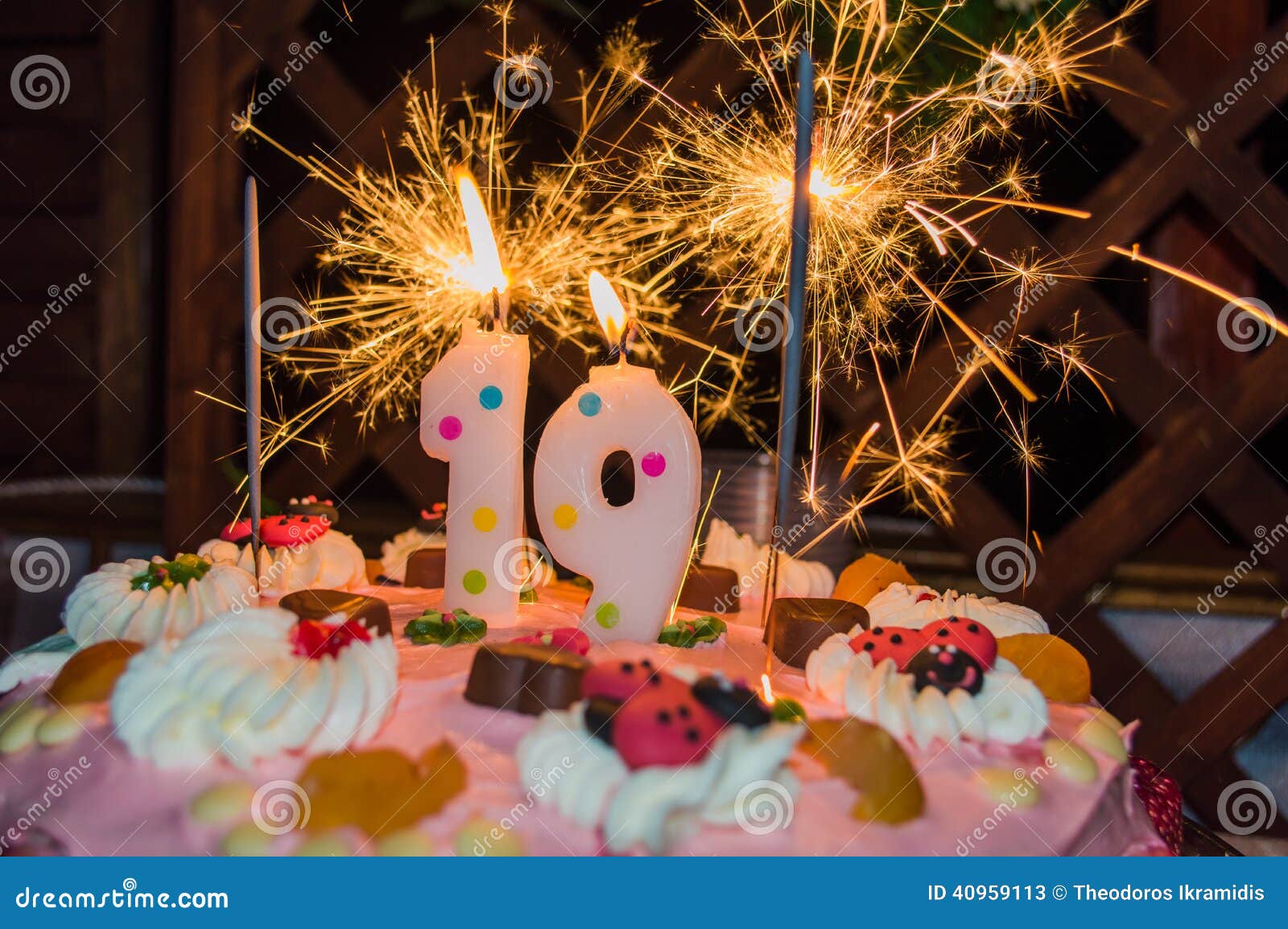 С 19 летием внучок. С 19 летием. Happy Birthday 19 лет. Свечи 19 лет на торт. С др 19 лет девушке.