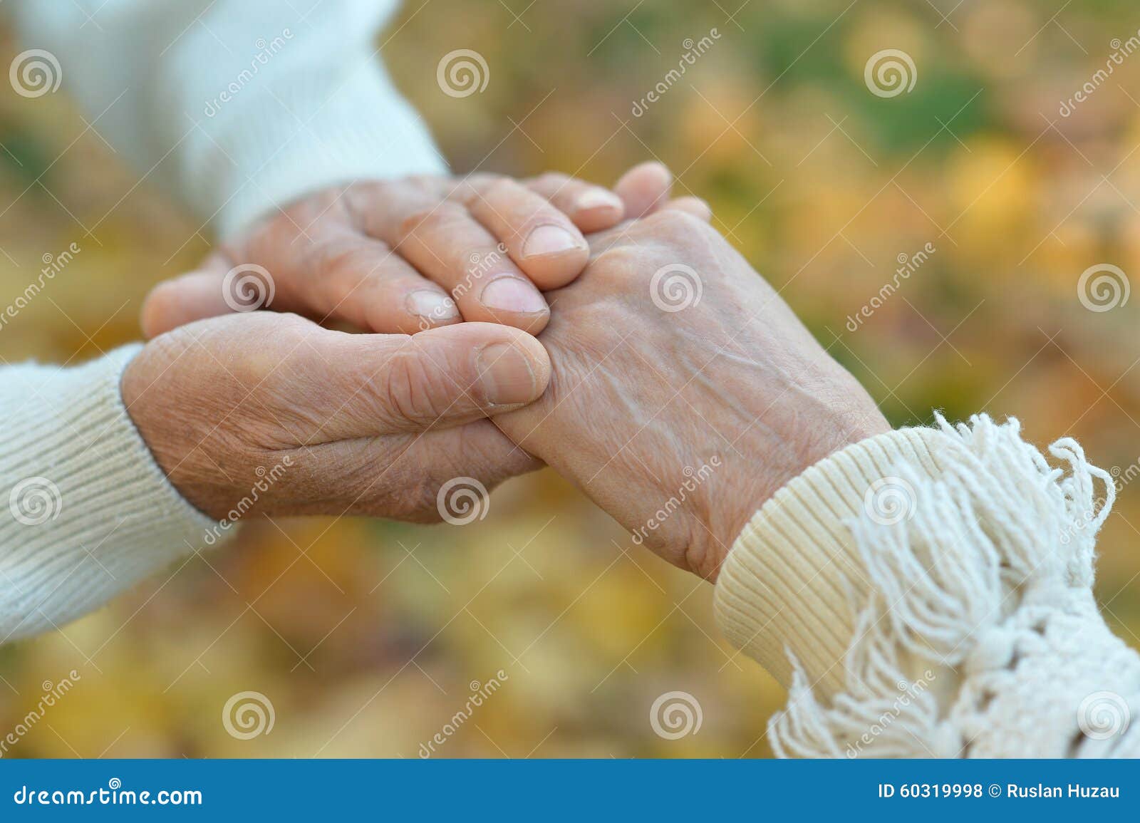 Пожилые держатся за руки. Старики держатся за руки. Пожилая пара держится за руки. Руки пожилой пары.