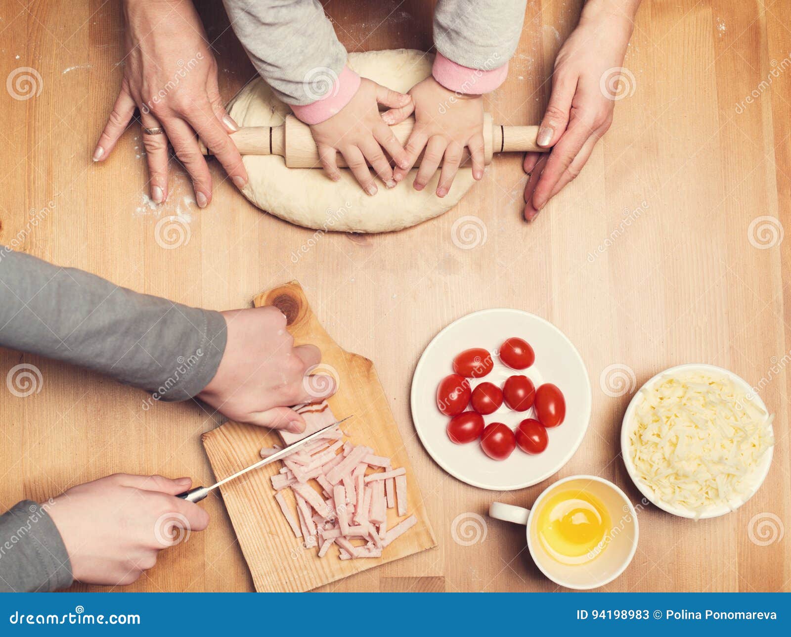 трудолюбивые руки. огород мультяшный. уборка мужчина. мама домохозяйка. мужчина убирается.