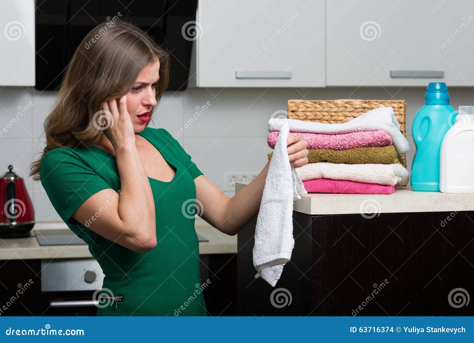 Did the laundry. Стираем вязаные вещи. Женщина несет чистые полотенца. Do Laundry by hand. Женский прячек.