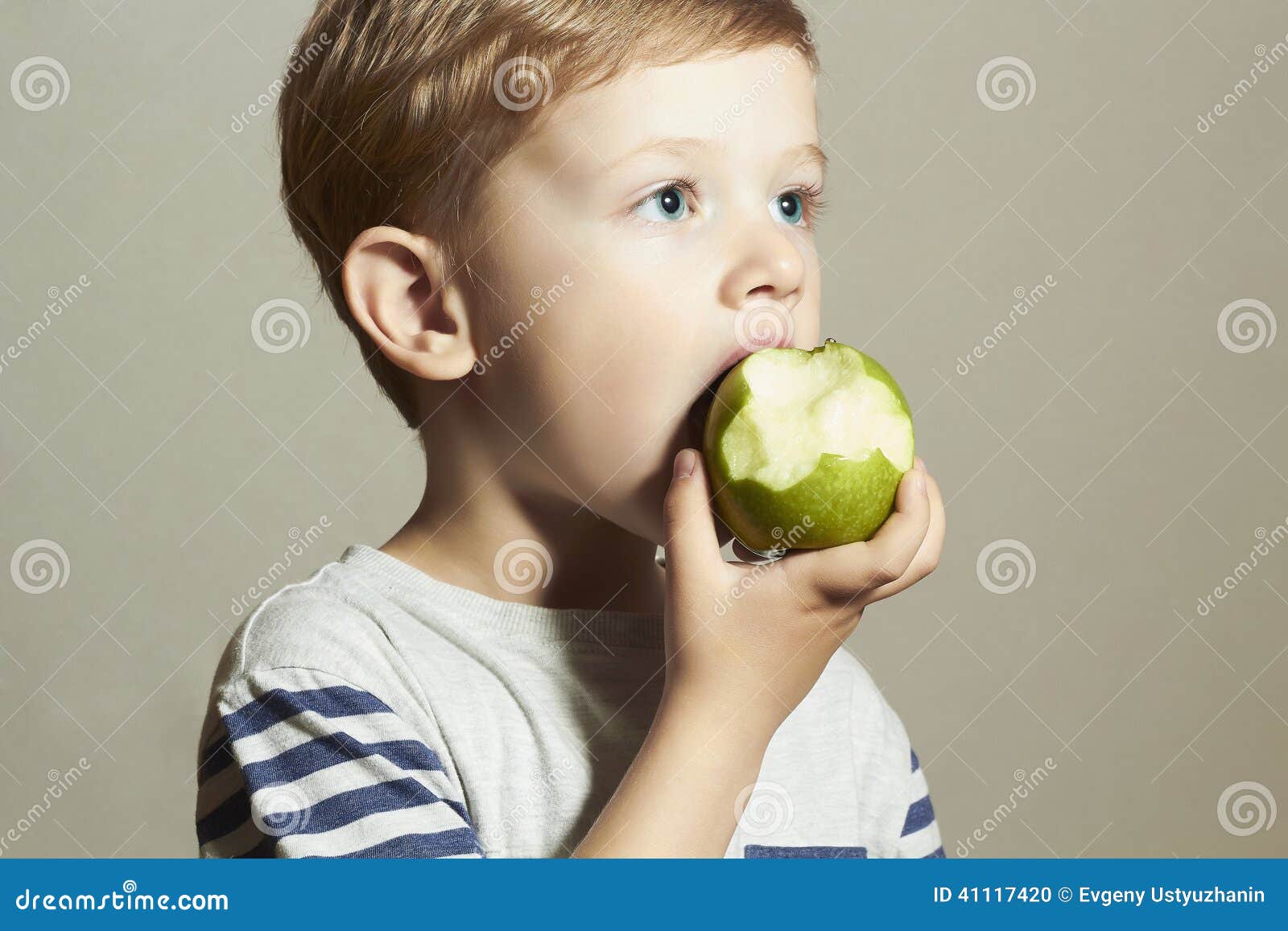 мальчик есть яблоко. человек ест яблоко. мальчик есть яблоко. ребенок ест яблоко. мальчик ест ест яблоко.