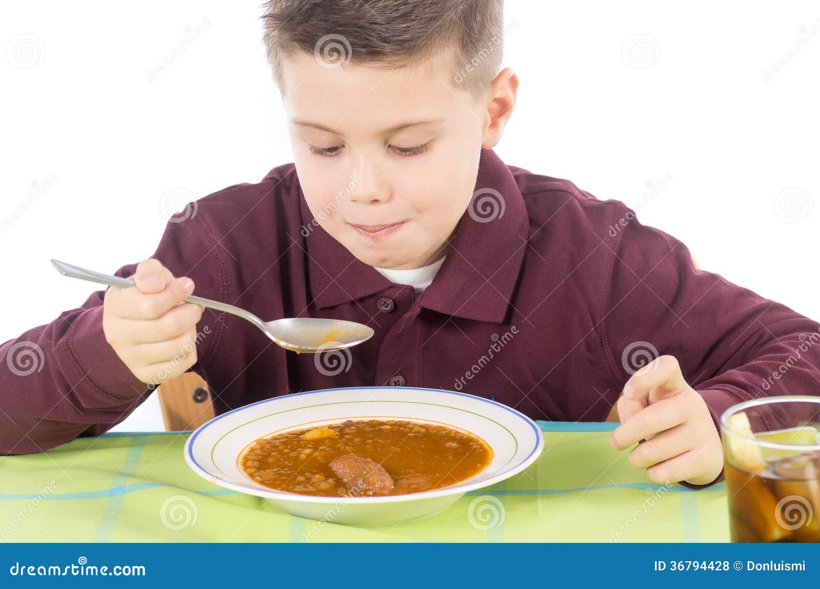 Голодные подростки. Мальчик ест суп. Подросток ест. Школьники едят суп. Мальчик с супом.